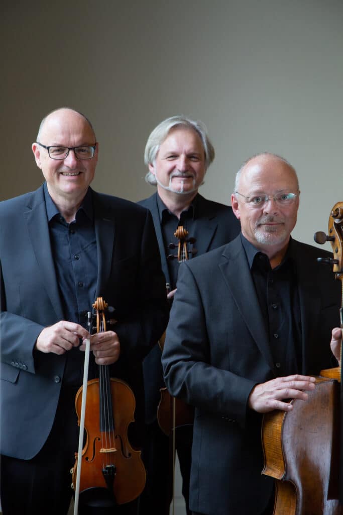 Frank Schilli, Rolf Schilli und Martin Merker, das Offenburger Streichtrio, mit ihren Instrumenten