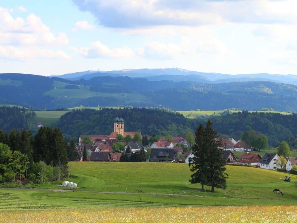 St. Märgen im Hochschwarzwald mit Klosterkirche und Wiesen
